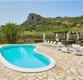 2 bedroom villa with pool and jacuzzi in Scopello, sleeps 6